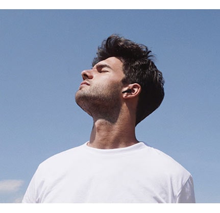 Чоловік, дивлячись на небо, носячи навушники