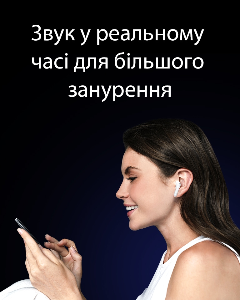 Жінка користується телефоном і водночас слухає музику в навушниках TONE Free.