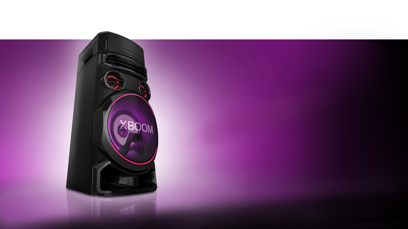 "Зображення лівої частини LG XBOOM під кутом знизу вверх на фіолетовому фоні.  Увімкнено фіолетове підсвічування XBOOM."