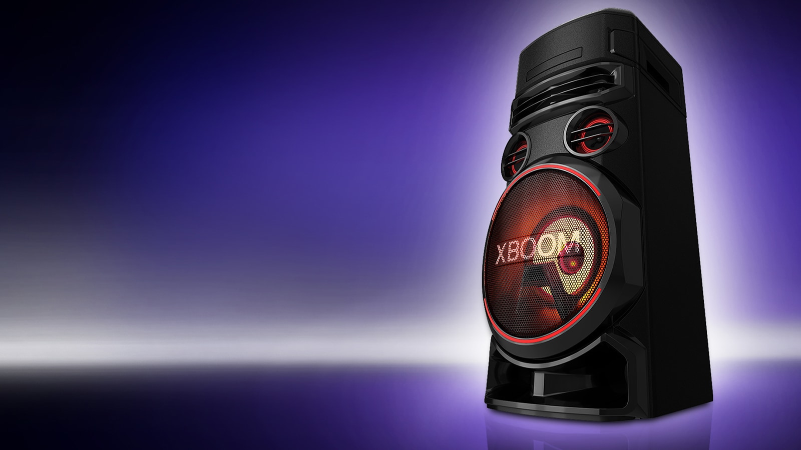 "Зображення правої частини LG XBOOM під кутом знизу вверх на фіолетовому фоні.  Увімкнено червоне підсвічування XBOOM."
