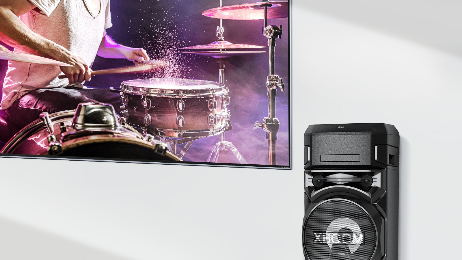 Зображення телевізора на стіні й аудіосистеми LG XBOOM праворуч.