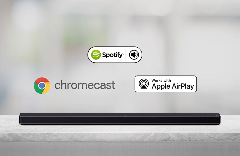 Саундбар розташовано на сірій полиці, а також зліва направо показано логотипи платформ штучного інтелекту в такій послідовності: Spotify, Chromecast та  Apple Airplay.