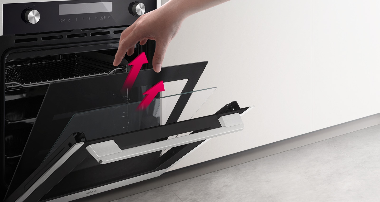 Духова шафа показана під кутом, дверцята частково відкриті. Рука тягнеться, щоб дістати скло. Різні шари скла дверцят розділені рожевими стрілками, що показують, що їх можна дістати окремо, щоб очистити.