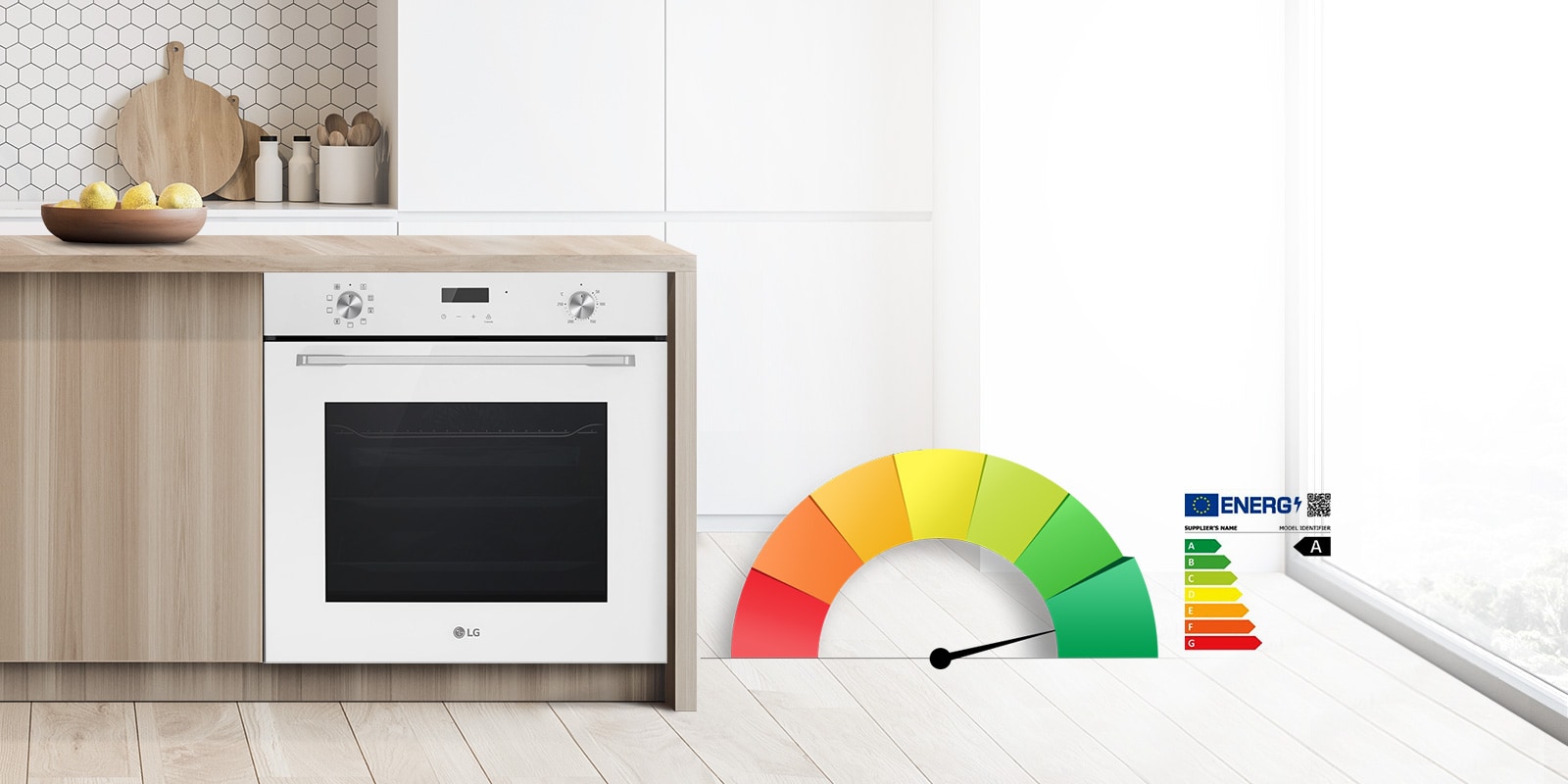 Вбудована духова шафа встановлена на сучасній кухні. На зображенні показана веселка, що позначає енергоефективність, стрілка вказує на зелений колір. Логотип значка енергоефективності та QR-код вказує стрілкою на піраміду, яка вказує на зелене світло.
