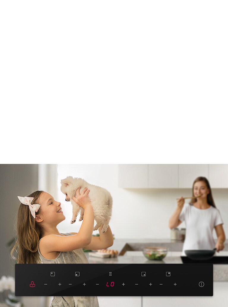 Дитина грається з собакою а на задньому плані мама готує та куштує їжу. На передньому плані знизу зображена панель.