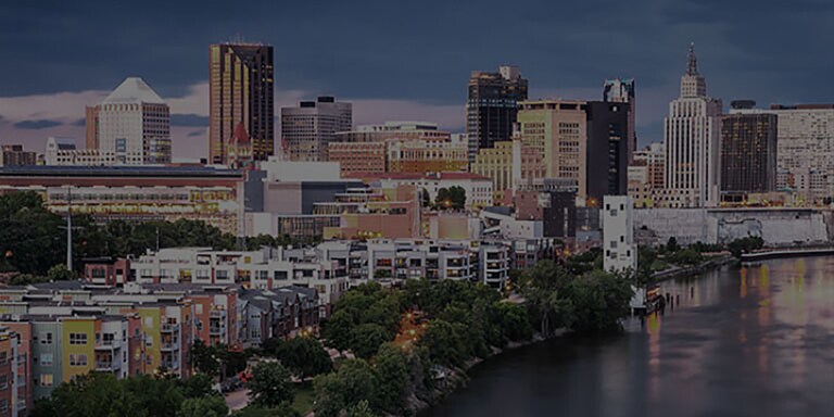 Тьмяний міський пейзаж із низькою роздільною здатністю. З’являється процесор alpha 11 AI Processor. Різні піктограми-кола рухаються на міському пейзажі, демонструючи, як процесор аналізує кожен елемент у кадрі. Процесор потужно пульсує, а зображення міського пейзажу завдяки AI Super Upscaling раптово стає яскравішим, детальнішим і з роздільною здатністю 4K.