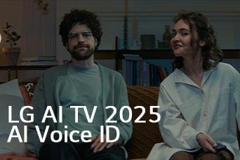 Назву видно, LG AI TV, AI Voice ID 2025. Чоловік і жінка, тримаючи в руках пульт від телевізора, сидять на дивані.