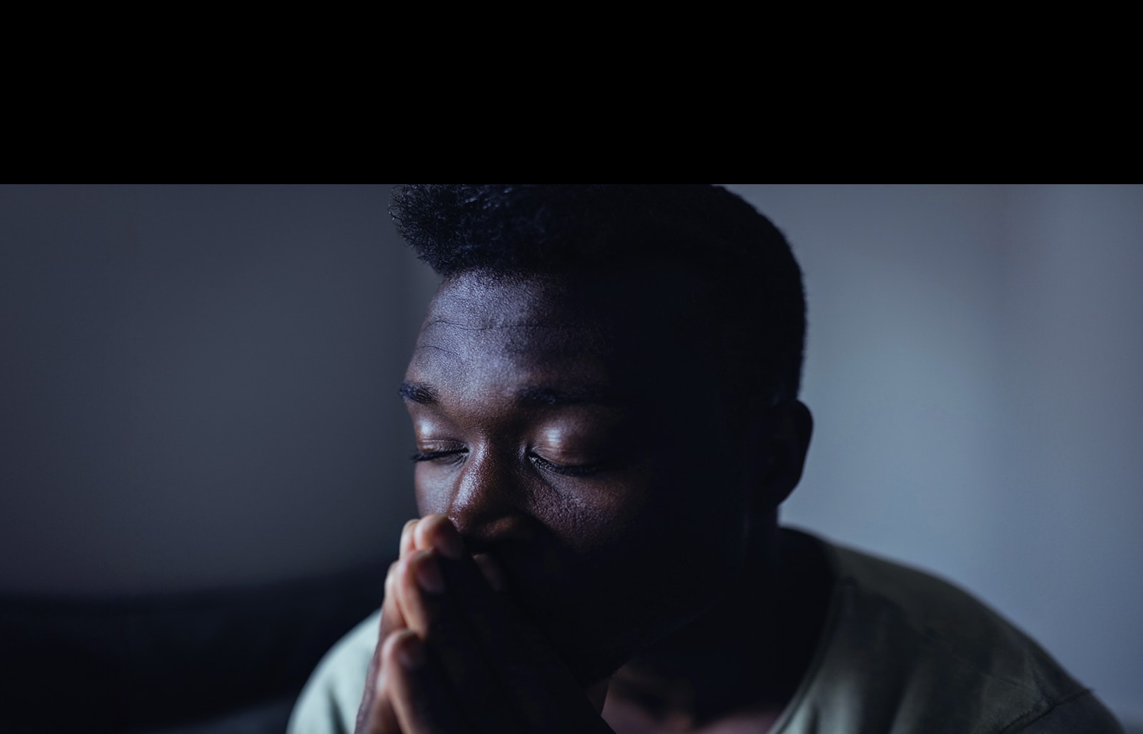 Різнокольорова графіка прокручується по діагоналі зображення людини великим планом, а кольори зображення стають холодними.