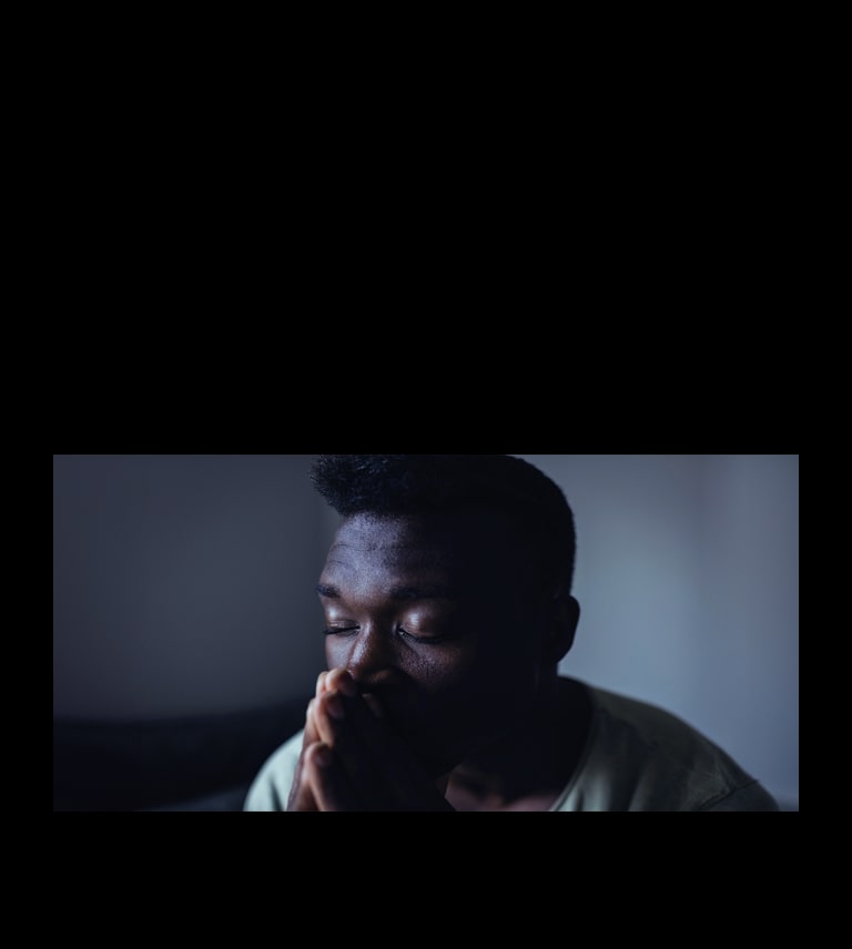 Різнокольорова графіка прокручується по діагоналі зображення людини великим планом, а кольори зображення стають холодними.