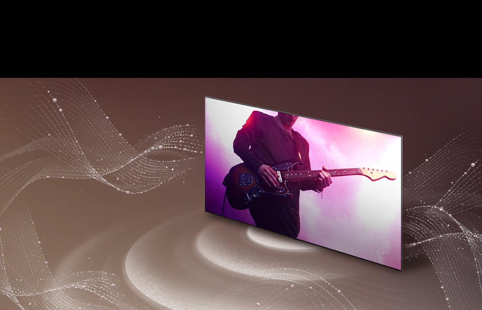 Телевізор LG зі штучним інтелектом під кутом показує, як під час гри гітари знизу телевізора випромінюються білі кола, а білі хвилі – збоку.