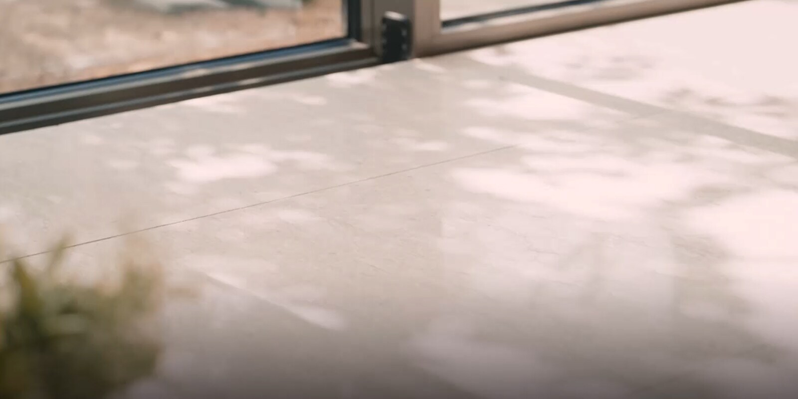 Родина, що добре проводить час у вітальні зі свіжим повітрям