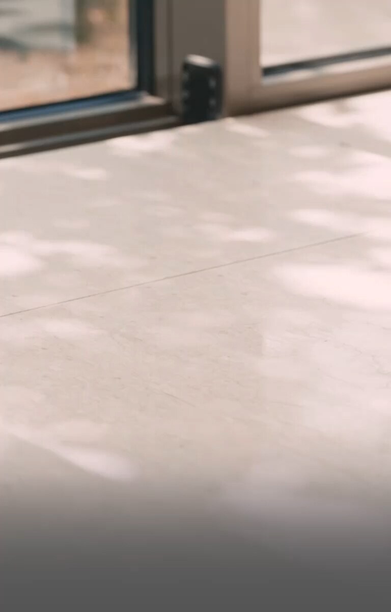 Родина, що добре проводить час у вітальні зі свіжим повітрям