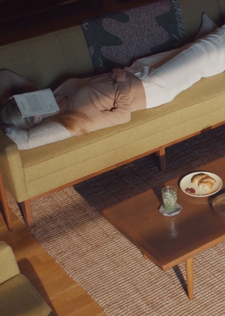 Відеоролик розпочинається з руки, що звисає з дивана, і тіней, що падають на неї. Кадр змінюється й показує жінку, ка лежить на дивані, дрімаючи. Перемкніться на кадр із кондиціонером LG Dual Inverter, коли він умикається. Далі відео перемикається на очищувач повітря LG, що вмикається в іншому кінці кімнати. Наступне відео показує кухню та віддаляється від фокусу на посудомийній машині LG на всю кухню. Наступний кадр показує робот-пилосос LG, коли він рухається підлогою вітальні. Наступний кадр показує плиту й піч LG, установлені на кухні. Далі відео показує боковий кут холодильника LG Instaview. Відео перемикається на прально-сушильну машину LG, яка працює. Далі рука тримає телефон із відкритим застосунком LG ThinQ, і палець натискає кнопку, щоб вимкнути піч. Далі можна побачити жінку, яка лежить і говорить у колонку зі штучним інтелектом. Кадр перемикається на телевізор, і у верхньому правому куті з'являється повідомлення, яке сповіщає глядача про те, що дверцята холодильника було залишено відкритими. Відео завершується на тій самій жінці, яка спить у ліжку з розкиданими навколо неї та на підлозі пластівцями, і робот-пилосос потрапляє в кадр, прибираючи їх. 