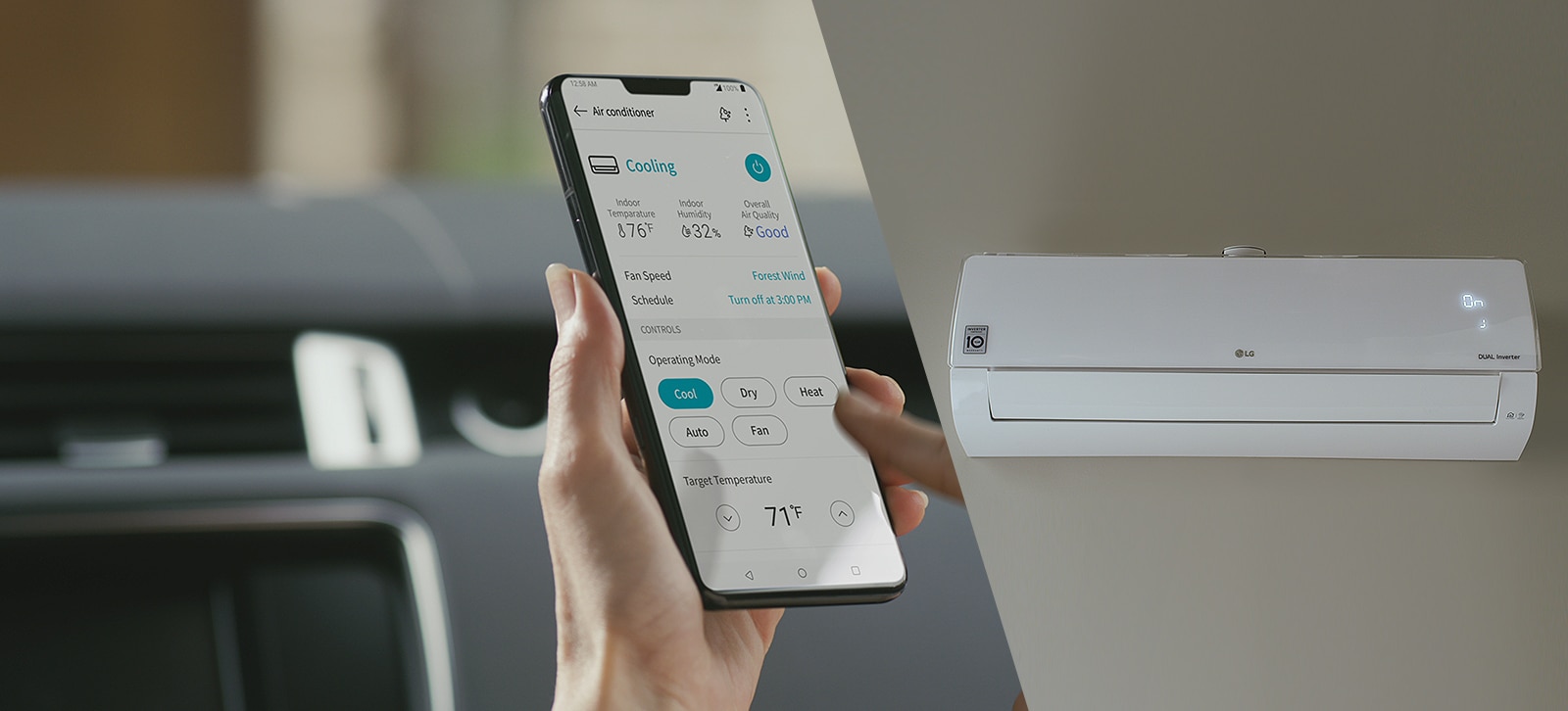 Піктограму програвання/паузи розташовано в нижній частині екрана над трьома точками. Підсвічується перша точка, указуючи на те, що це перше відео з трьох у галереї. Відео розпочинається з родини, яка сідає у свою машину. Донька нахиляється вперед, щоб нагадати матері, що вона може ввімкнути холодильник LG за допомогою застосунка ThinQ на своєму смартфоні. Кадр фокусується на руці матері, яка тримає телефон, і на екрані, що показує застосунок ThinQ, коли вона натискає кнопку. Матір усміхається, щоб показати доньці, що тепер холодильник увімкнено, і кадр змінюється, щоб показати кондиціонер LG, який умикається в будинку.