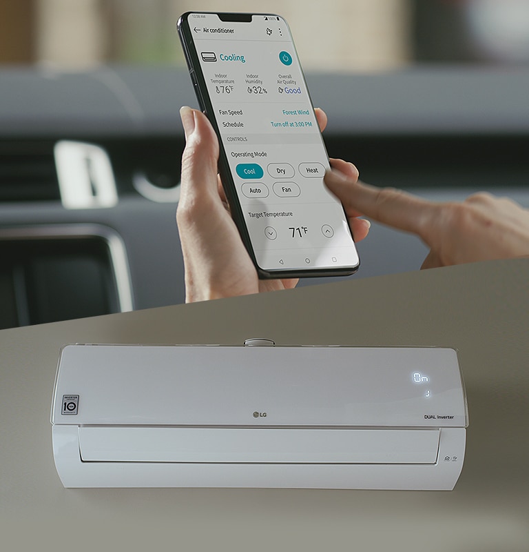 Піктограму програвання/паузи розташовано в нижній частині екрана над трьома точками. Підсвічується перша точка, указуючи на те, що це перше відео з трьох у галереї. Відео розпочинається з родини, яка сідає у свою машину. Донька нахиляється вперед, щоб нагадати матері, що вона може ввімкнути холодильник LG за допомогою застосунка ThinQ на своєму смартфоні. Кадр фокусується на руці матері, яка тримає телефон, і на екрані, що показує застосунок ThinQ, коли вона натискає кнопку. Матір усміхається, щоб показати доньці, що тепер холодильник увімкнено, і кадр змінюється, щоб показати кондиціонер LG, який умикається в будинку.