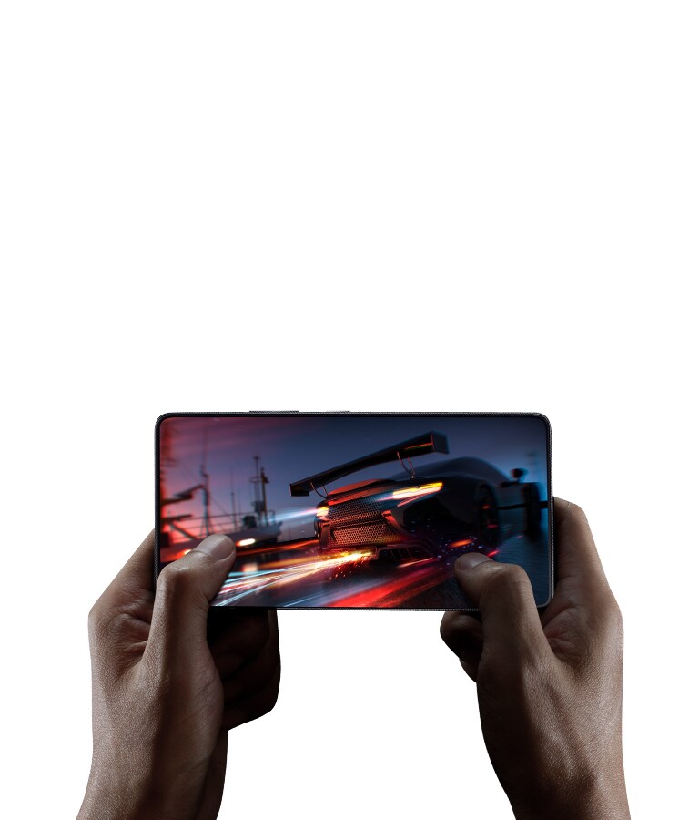 Зближене зображення рук під час гри в перегони на мобільному телефоні.