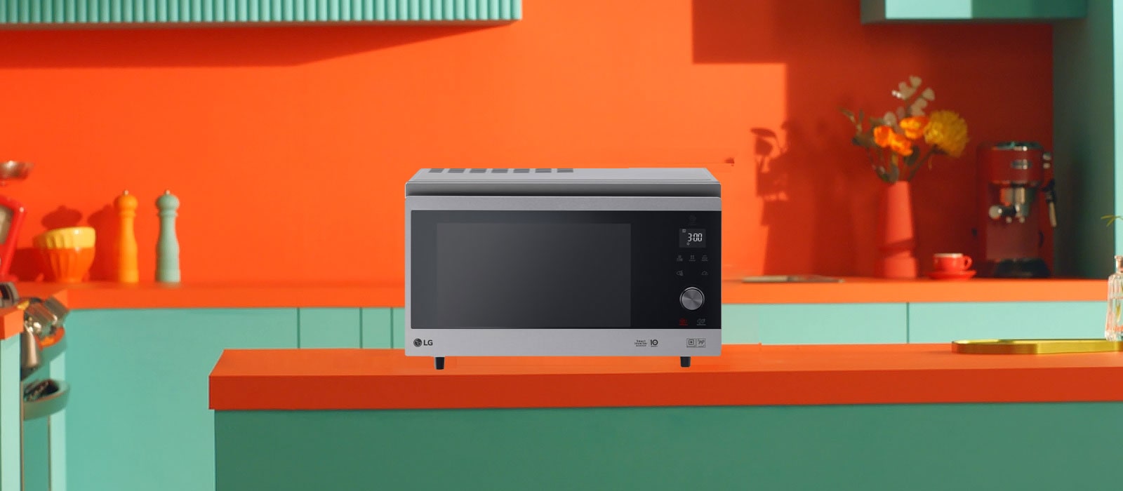 На зображенні показана мікрохвильова піч LG Neochef™, яка розташована на кухні.