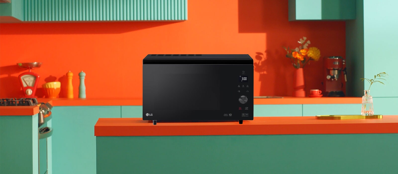 На зображенні показана мікрохвильова піч LG Neochef™, яка розташована на кухні.