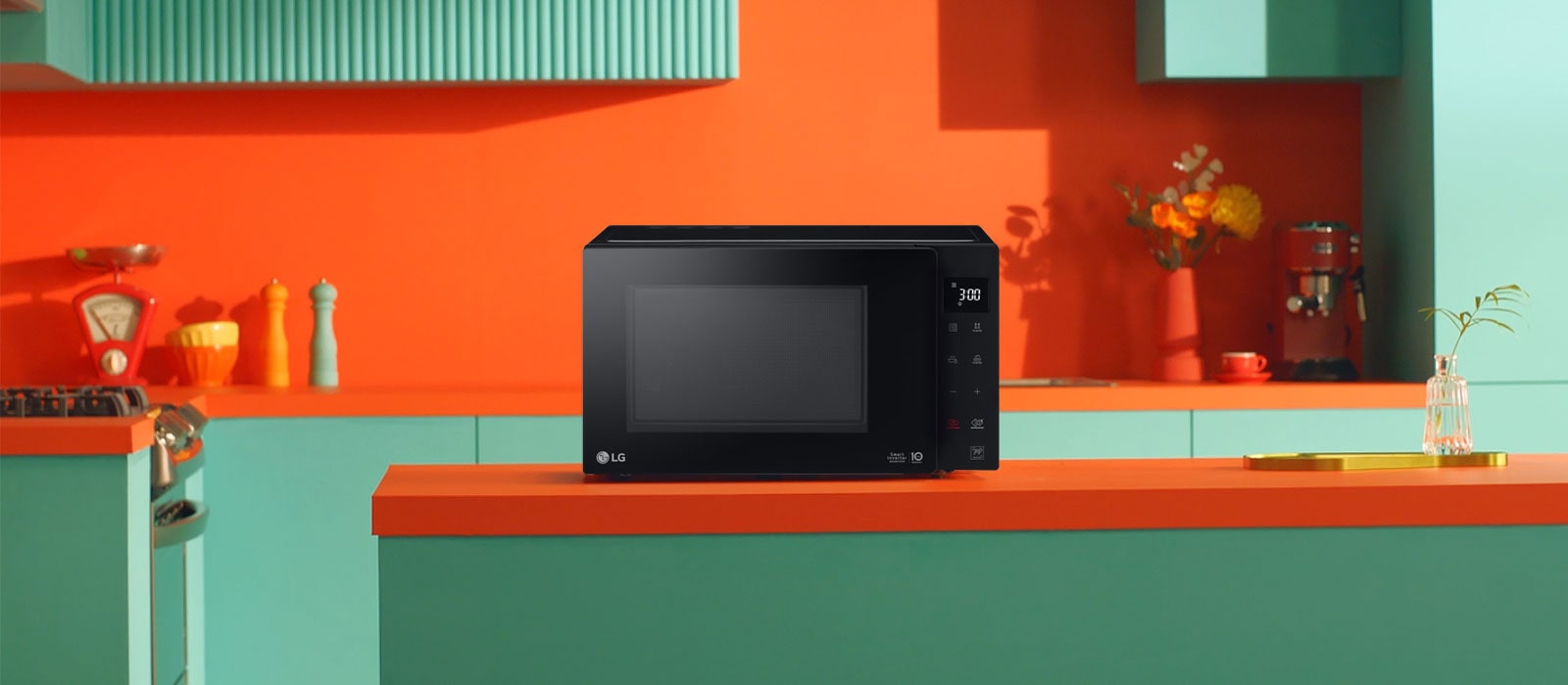 На зображенні показана мікрохвильова піч LG Neochef™, яка розташована на кухні.