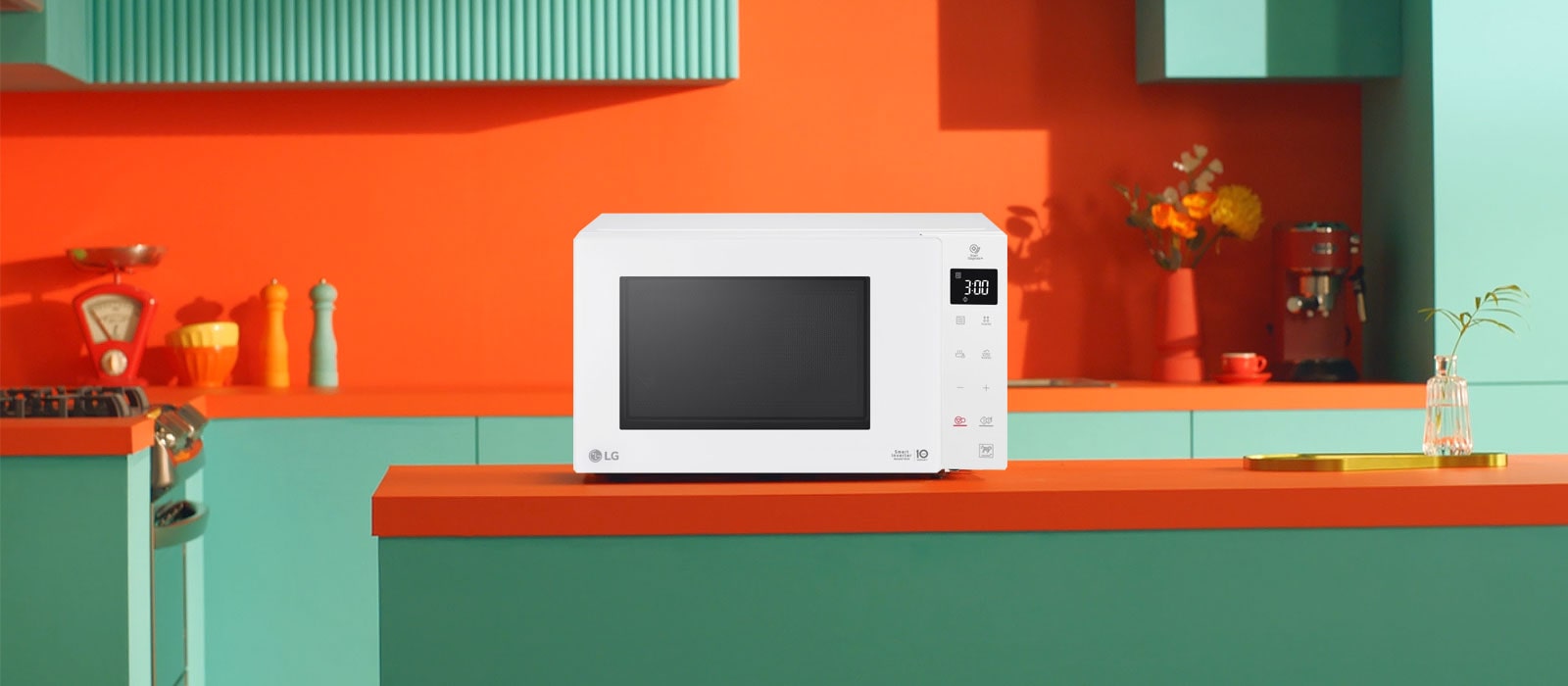 На зображенні показана мікрохвильова піч LG Neochef™, яка розташована на кухні.