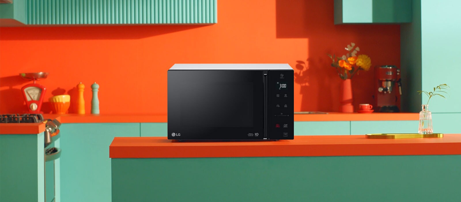 На зображенні показана мікрохвильова піч LG Neochef™, яка розташована на кухні.