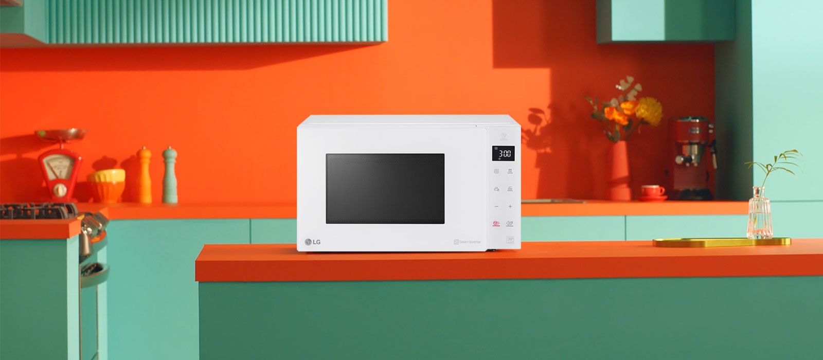 На зображенні показана мікрохвильова піч LG Neochef™, яка розташована на кухні.