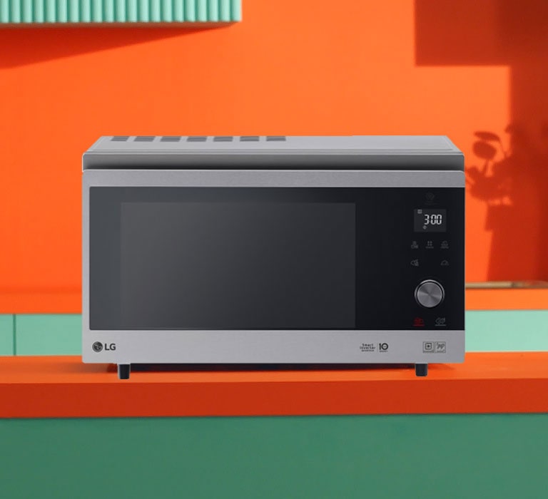 На зображенні показана мікрохвильова піч LG Neochef™, яка розташована на кухні.