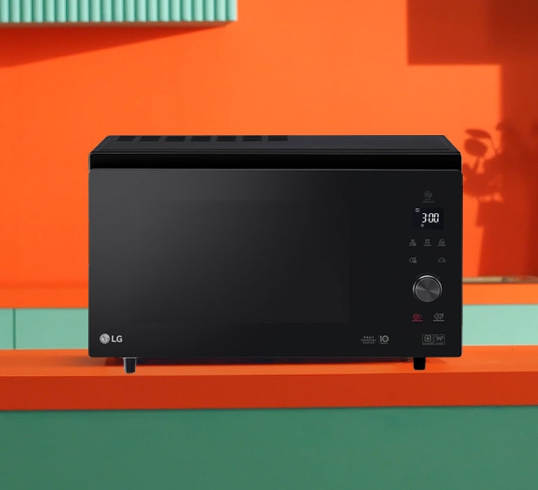 На зображенні показана мікрохвильова піч LG Neochef™, яка розташована на кухні.