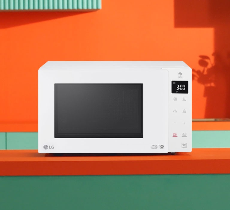 На зображенні показана мікрохвильова піч LG Neochef™, яка розташована на кухні.