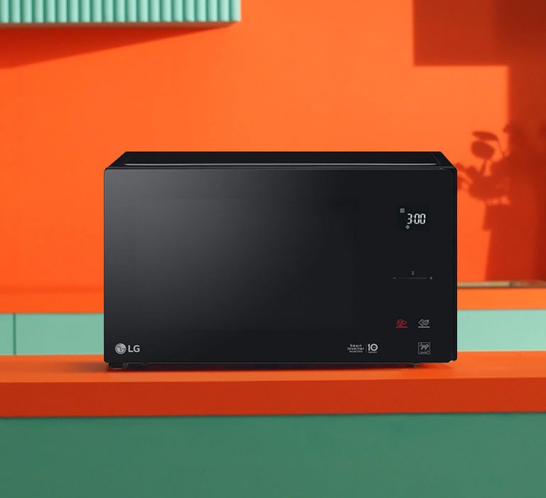 На зображенні показана мікрохвильова піч LG Neochef™, яка розташована на кухні.