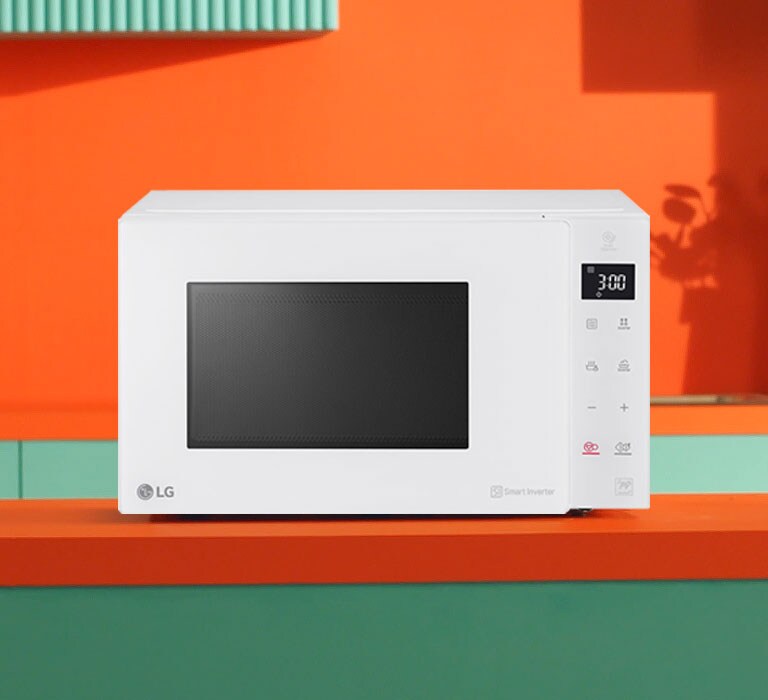 На зображенні показана мікрохвильова піч LG Neochef™, яка розташована на кухні.