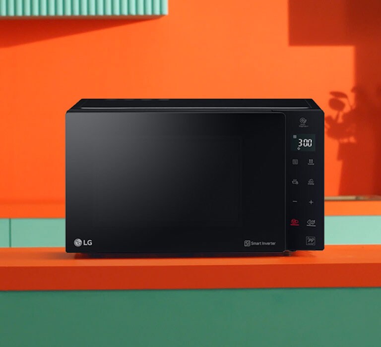  На зображенні показана мікрохвильова піч LG Neochef™, яка розташована на кухні.