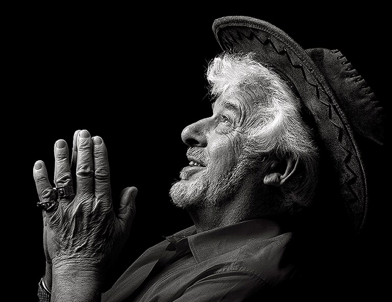 Порівняльне відео демонструє глибші чорні кольори та яскраву контрастність на моніторі LG UltraFine з підтримкою HDR, підкреслюючи покращену візуальну глибину та чіткість.