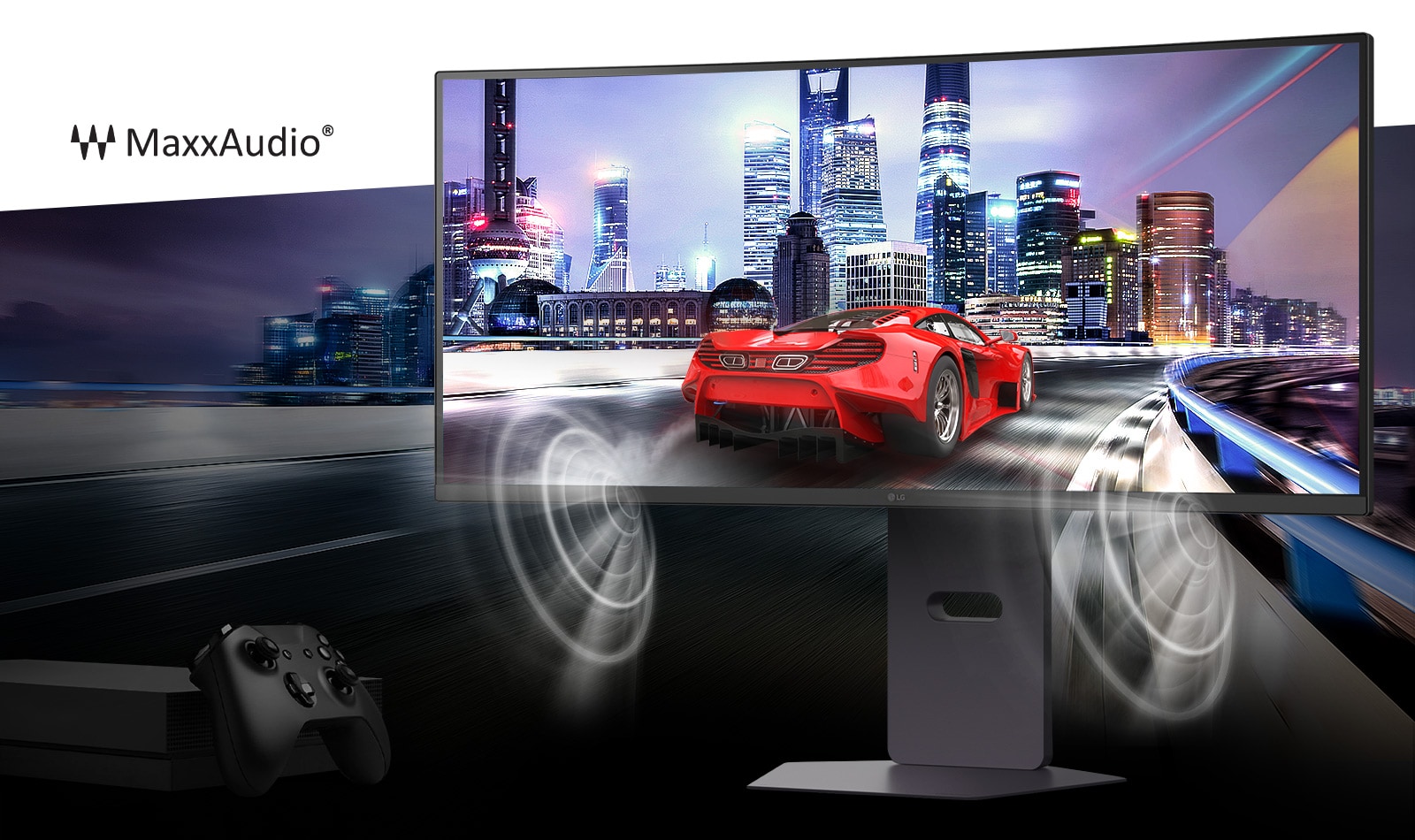 Червоний гоночний автомобіль мчить дорогою на тлі міста, оточеного чудовими високими будівлями, з монітором Ultra Gear попереду та ігровим контролером унизу ліворуч. Звук динамічно відтворюється через динаміки MaxxAudio з обох боків монітора.