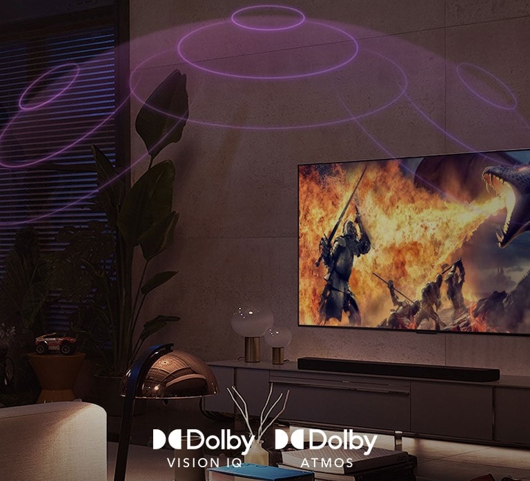 Логотипи Dolby Vision IQ та Atmos розташовано горизонтально. Під логотипами батько й син сидять на дивані та дивляться телевізор, на якому зображено дівчину, яка тримає мінерал на чорно-помаранчевому тлі.