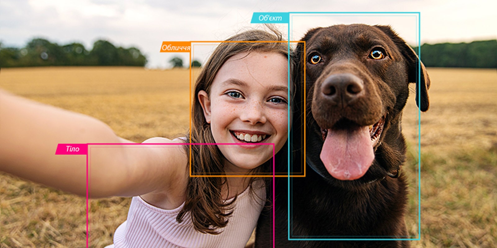 Дівчина робить селфі із собакою в полі, із вибраними зонами обличчя, тіла й об'єкта.
