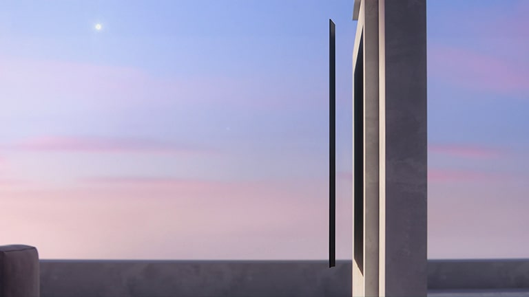 Тонкий телевізор напроти стіни, вид збоку.