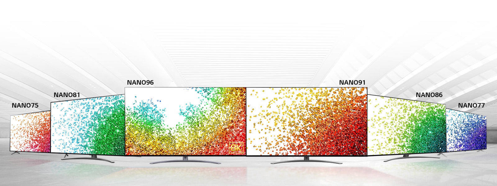 Зображення телевізора LG з технологією NanoCell на сірому фоні та кольорової абстракції на екрані, що віддзеркалюється на поверхні перед телевізором.