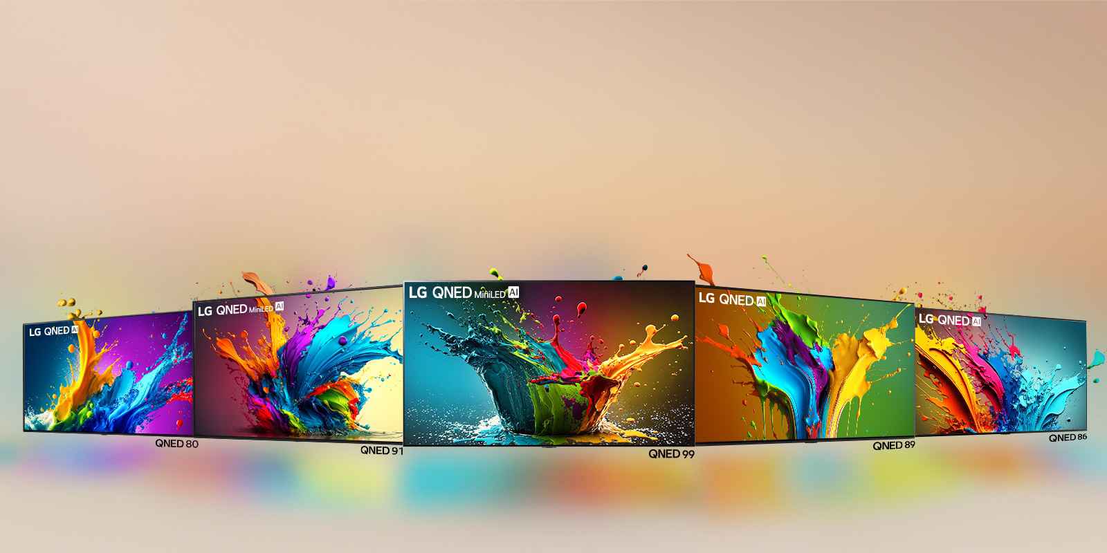 Телевізори LG QNED 80, QNED 90, QNED 99, QNED 89 і QNED 85 стоять поруч під кутом, причому телевізор QNED 99 спрямовано вперед, а інші – під кутом 45 градусів. Різнокольорові краплі та хвилі фарби вибухають із кожного екрана, а світло випромінюється, відкидаючи внизу барвисті тіні.