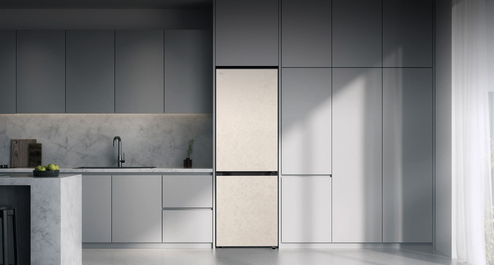  Сучасна кухня з холодильником, який ідеально вписується в кухонні шафи, нагадуючи вбудовану модель.