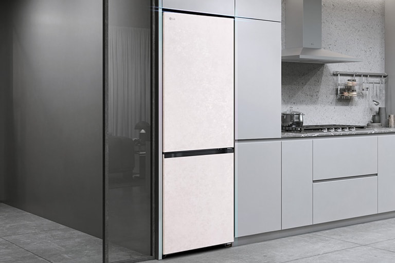Холодильник із нижньою морозильною камерою LG (GC-B459EMYM), вбудований у сіру кухонну шафу.