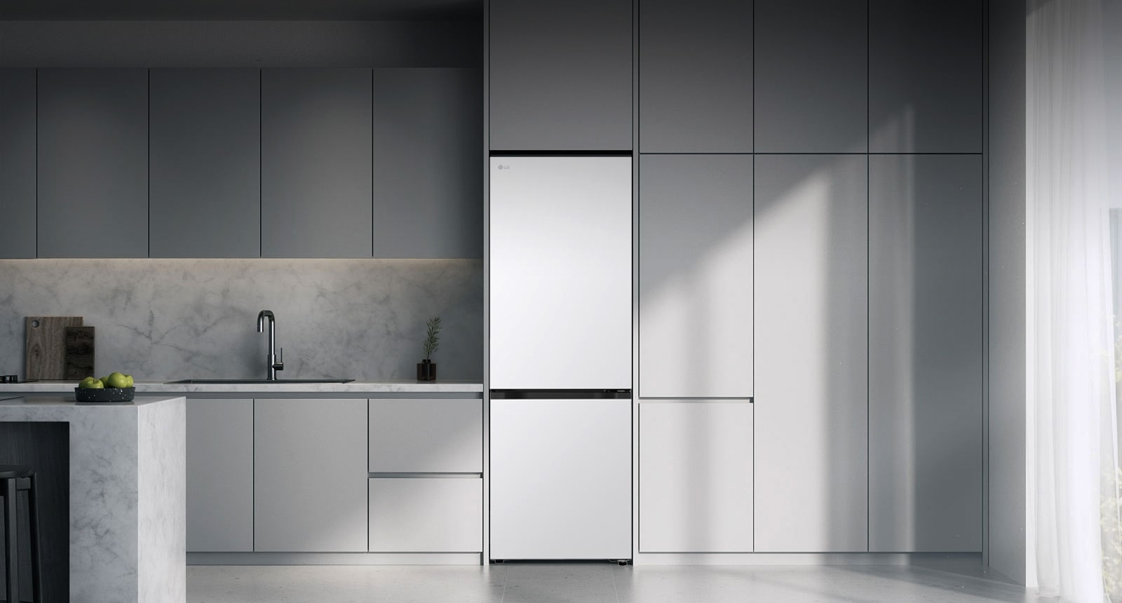  Сучасна кухня з холодильником, який ідеально вписується в кухонні шафи, нагадуючи вбудовану модель.