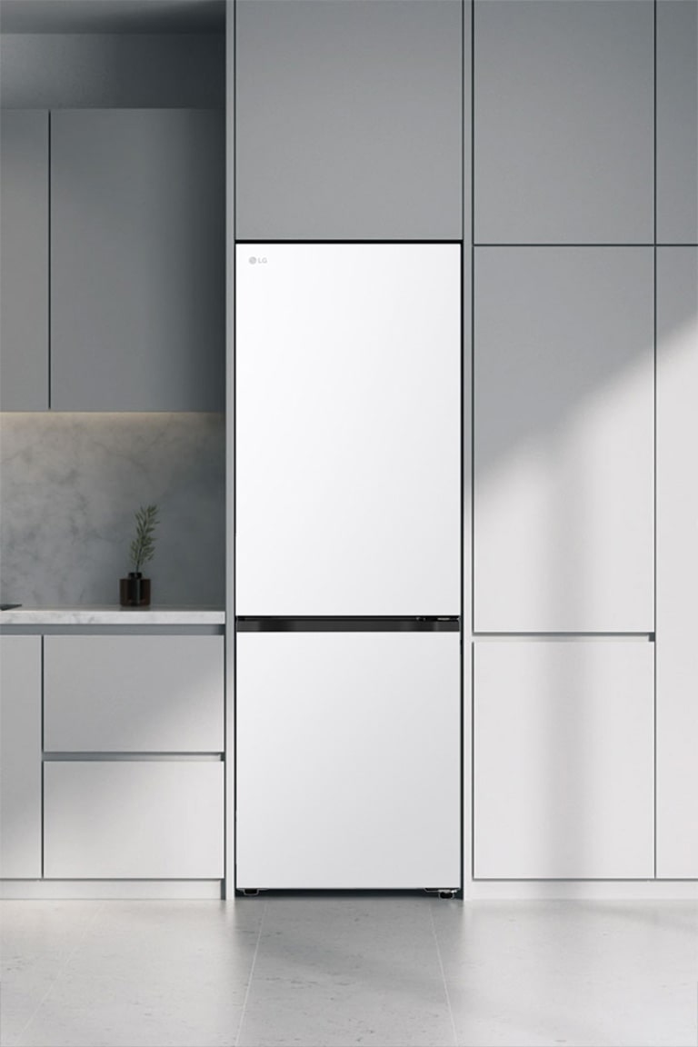  Сучасна кухня з холодильником, який ідеально вписується в кухонні шафи, нагадуючи вбудовану модель.