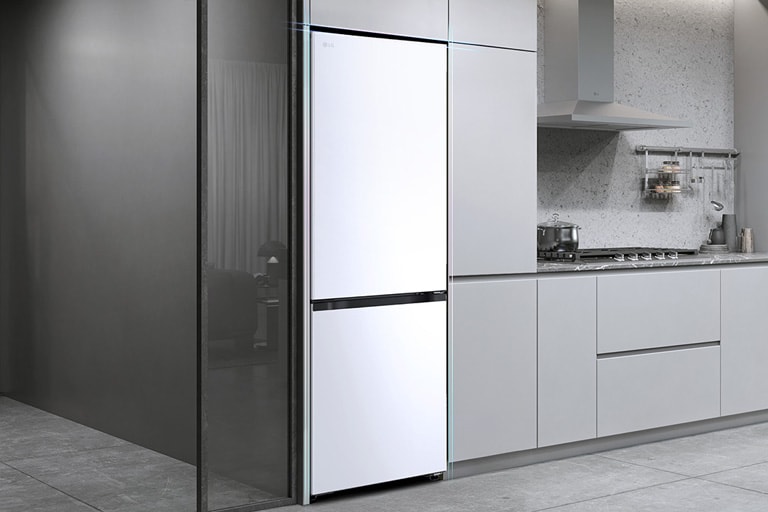 Холодильник із нижньою морозильною камерою LG (GC-B459EMYM), вбудований у сіру кухонну шафу.