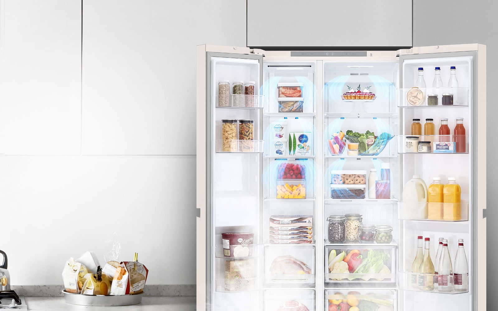 Показано відкритий холодильник в інтер'єрі, анімація блакитного повітря, яке розповсюджується по холодильнику і обдуває продукти в холодильнику.