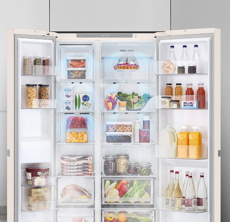 Показано відкритий холодильник в інтер'єрі, анімація блакитного повітря, яке розповсюджується по холодильнику і обдуває продукти в холодильнику.