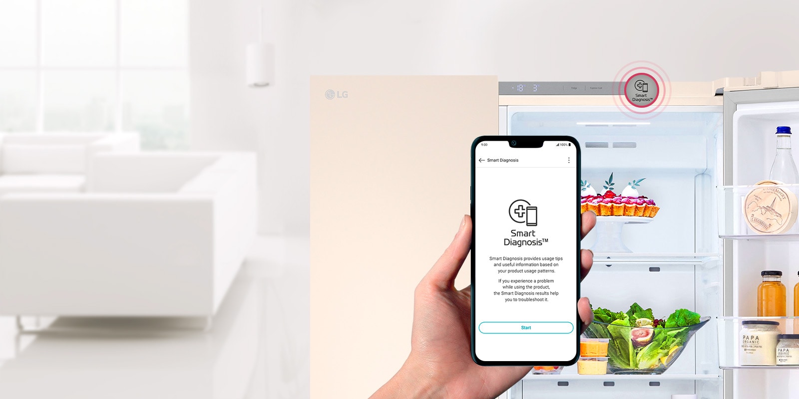 На зображенні видно, що дверцята холодильника залишили відкритими. На  передньому плані зображено руку, що тримає смартфон, на якому видно інтерфейс програми Smart Diagnosis.