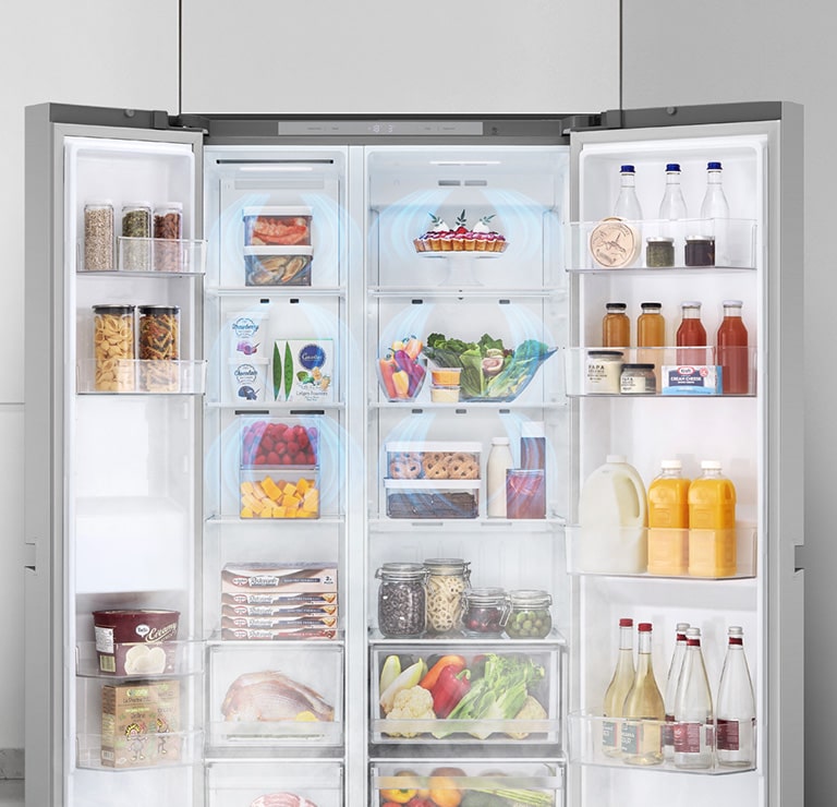 Показано відкритий холодильник в інтер'єрі, анімація блакитного повітря, яке розповсюджується по холодильнику і обдуває продукти в холодильнику.