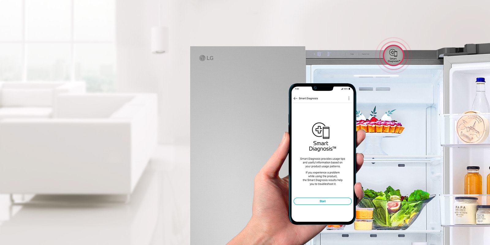 На зображенні видно, що дверцята холодильника залишили відкритими. На  передньому плані зображено руку, що тримає смартфон, на якому видно інтерфейс програми Smart Diagnosis.