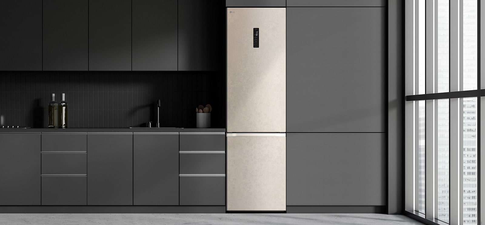  Сучасна кухня з холодильником, який ідеально вписується в кухонні шафи, нагадуючи вбудовану модель.